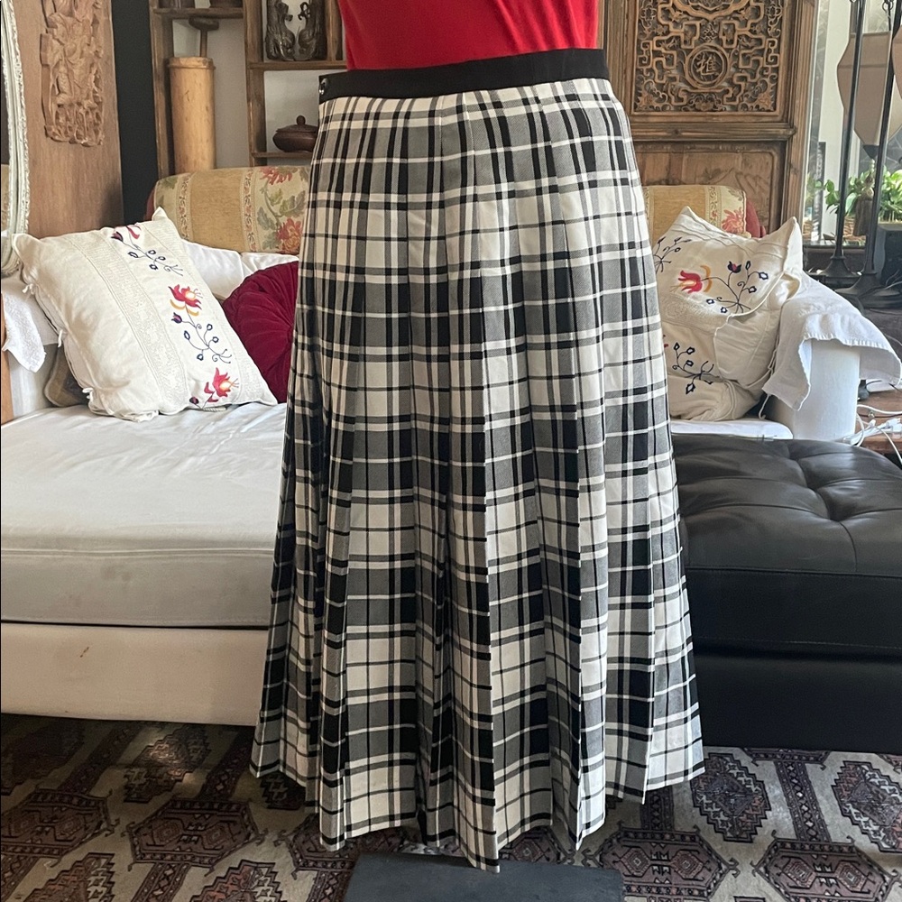 Pleated black and white Plaid skirt.
